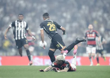 Árbitro analisa lance polêmico entre Atlético e Flamengo e descarta pênalti na Arena MRV