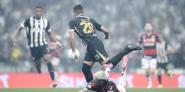 Árbitro analisa lance polêmico entre Atlético e Flamengo e descarta pênalti na Arena MRV
