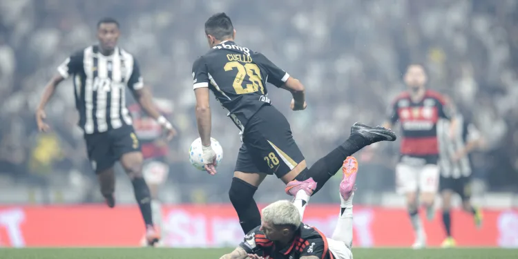 Árbitro analisa lance polêmico entre Atlético e Flamengo e descarta pênalti na Arena MRV