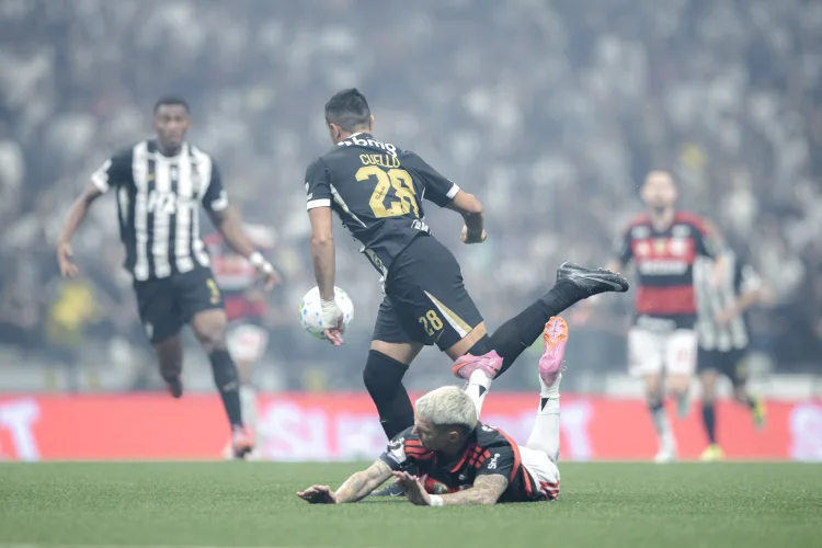 Árbitro analisa lance polêmico entre Atlético e Flamengo e descarta pênalti na Arena MRV