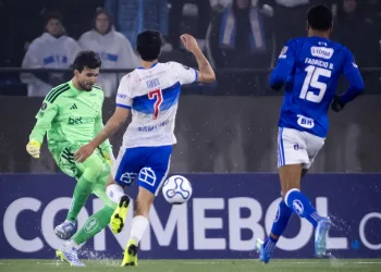 Goleiro Otávio divide bola com o atacante Chileno Giani no jogo Universidad Catolica 0X0 Cruzeiro - Foto - Gustavo Aleixo - Cruzeiro