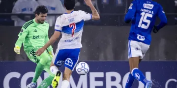 Goleiro Otávio divide bola com o atacante Chileno Giani no jogo Universidad Catolica 0X0 Cruzeiro - Foto - Gustavo Aleixo - Cruzeiro