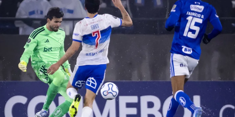 Goleiro Otávio divide bola com o atacante Chileno Giani no jogo Universidad Catolica 0X0 Cruzeiro - Foto - Gustavo Aleixo - Cruzeiro