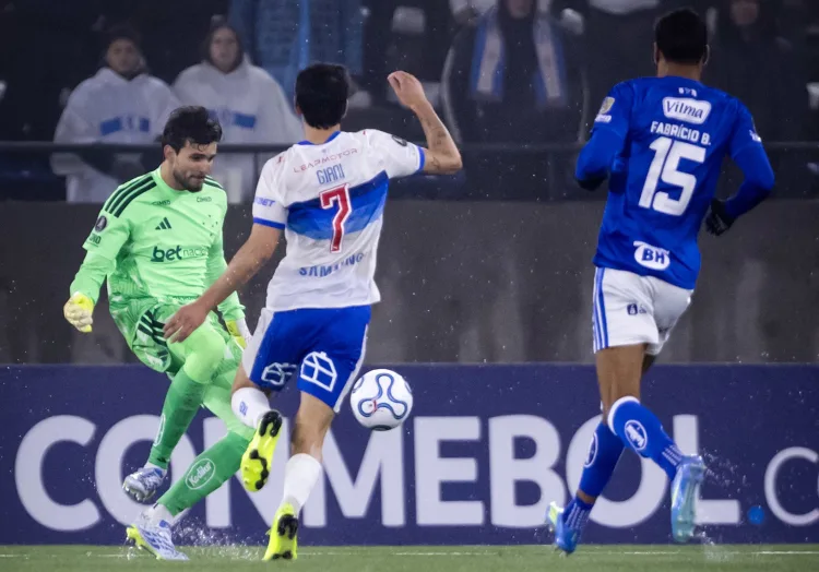 Goleiro Otávio divide bola com o atacante Chileno Giani no jogo Universidad Catolica 0X0 Cruzeiro - Foto - Gustavo Aleixo - Cruzeiro