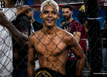 Isaque Mayrink conquista cinturão do Fight MOC 08 e se torna campeão montes-clarense de MMA aos 15 anos
