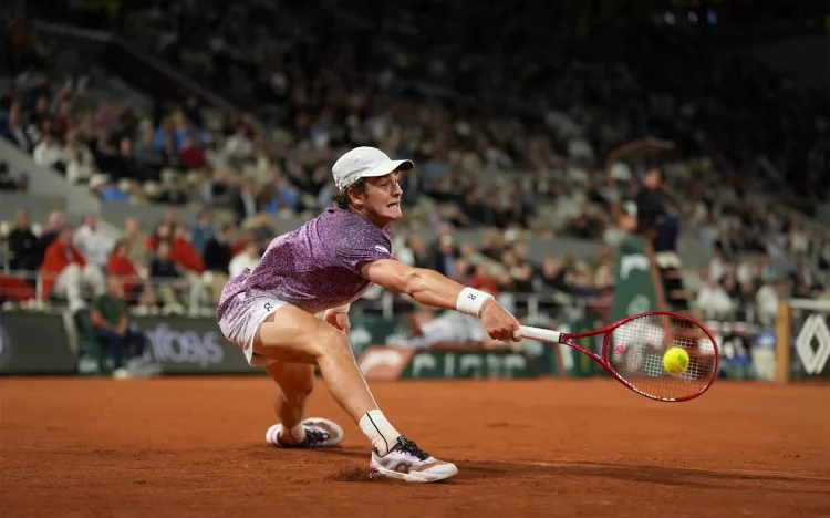 João Fonseca faz história em Roland Garros e coloca Brasil nas quartas após 22 anos