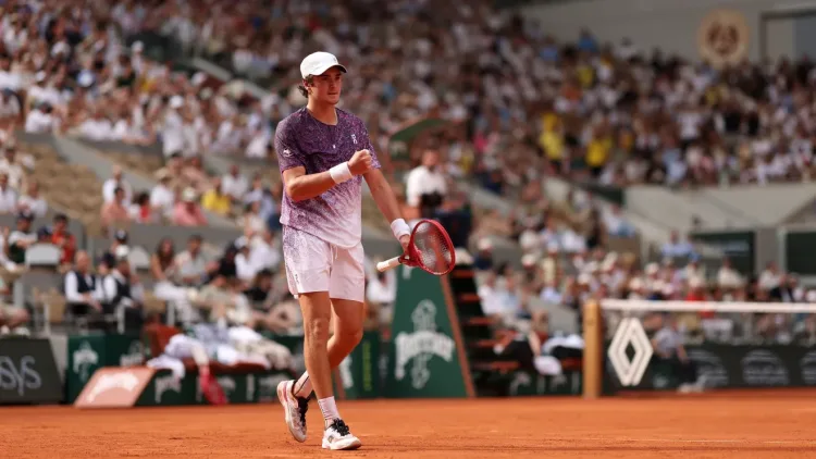 João Fonseca faz história em Roland Garros com virada épica sobre Novak Djokovic