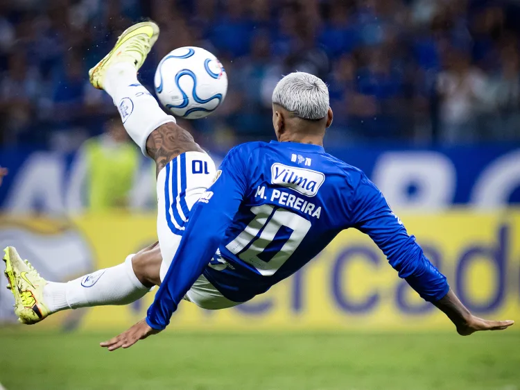 Com show de Matheus Pereira Cruzeiro goleia Barcelona e garante vaga nas oitavas da libertadores