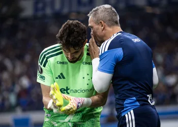 O goleiro Otávio recebe instrução no jogo contra o Boca - Foto Gustavo Aleixo - Cruzeiro