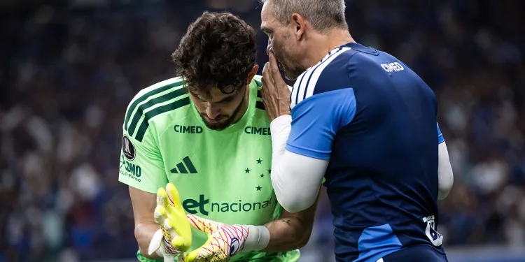 O goleiro Otávio recebe instrução no jogo contra o Boca - Foto Gustavo Aleixo - Cruzeiro