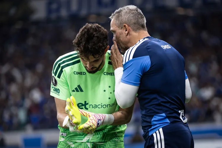 O goleiro Otávio recebe instrução no jogo contra o Boca - Foto Gustavo Aleixo - Cruzeiro