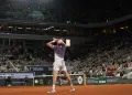 João Fonseca cai diante de Jakub Mensík nas quartas de Roland Garros, mas encerra campanha histórica em Paris