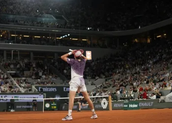 João Fonseca cai diante de Jakub Mensík nas quartas de Roland Garros, mas encerra campanha histórica em Paris