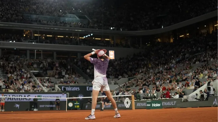 João Fonseca cai diante de Jakub Mensík nas quartas de Roland Garros, mas encerra campanha histórica em Paris