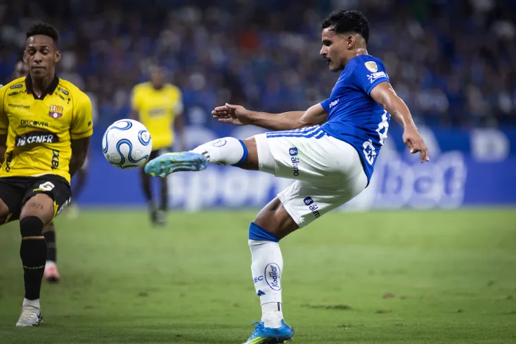 Kaiki Bruno atuando contra o Barcelona de Guayaquil - Foto Gustavo Aleixo - Cruzeiro