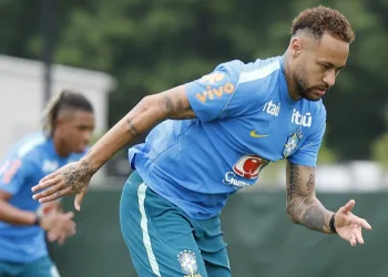 Neymar treina com bola pela segunda vez seguida e pode reforçar o Brasil contra a Escócia