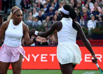 Serena Williams retorna às quadras com vitória e reacende rumores sobre Wimbledon