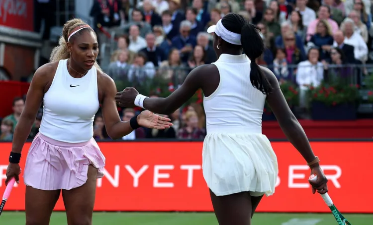 Serena Williams retorna às quadras com vitória e reacende rumores sobre Wimbledon