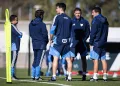 Arthur Jorge e comissão técnica do Cruzeiro - analisando treino - Foto Gustavo Aleixo - Cruzeiro
