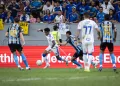 Cruzeiro desperdiça dois pênaltis e é derrotado pelo Grêmio em último teste antes da volta do Brasileirão