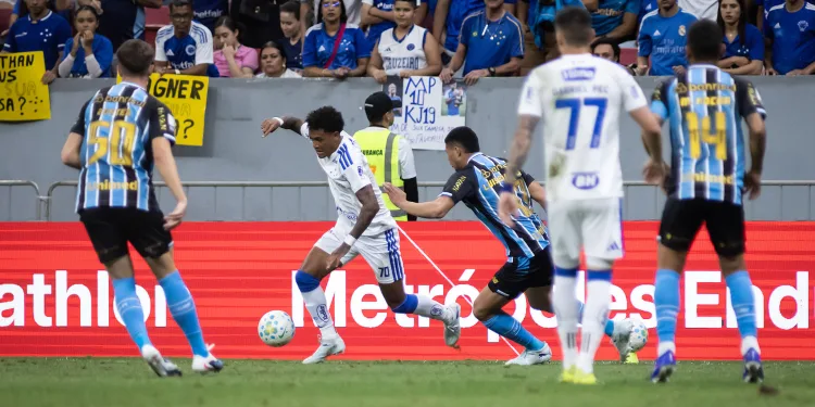 Cruzeiro desperdiça dois pênaltis e é derrotado pelo Grêmio em último teste antes da volta do Brasileirão