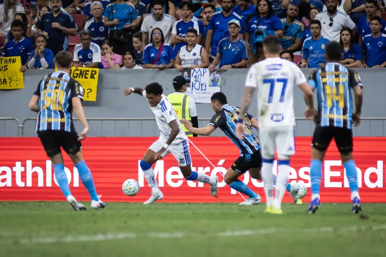 Cruzeiro desperdiça dois pênaltis e é derrotado pelo Grêmio em último teste antes da volta do Brasileirão