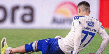 Gabriel Pec sofre fratura na tíbia e desfalca o Cruzeiro por até 90 dias após estreia