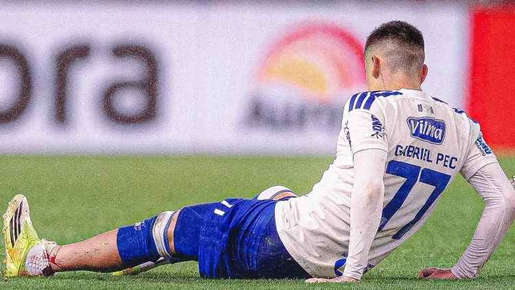Gabriel Pec sofre fratura na tíbia e desfalca o Cruzeiro por até 90 dias após estreia