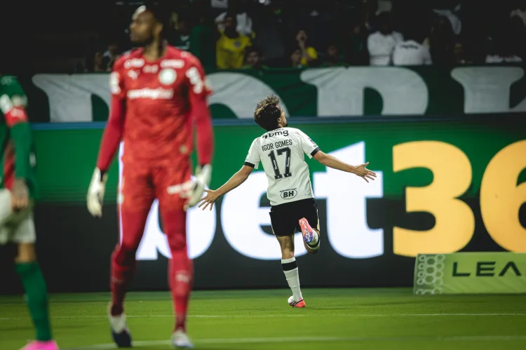 Carlos Miguel falha duas vezes, Atlético-MG vence o Palmeiras e encerra sequência do líder no Brasileirão