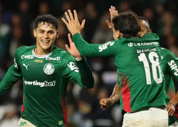 Palmeiras domina o Coritiba, vence no Couto Pereira e amplia vantagem na liderança do Brasileirão