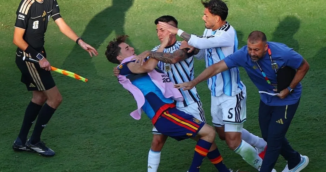 Paredes protagoniza confusão após derrota da Argentina para a Espanha na final da Copa do Mundo