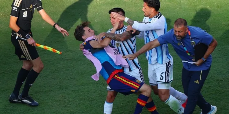 Paredes protagoniza confusão após derrota da Argentina para a Espanha na final da Copa do Mundo
