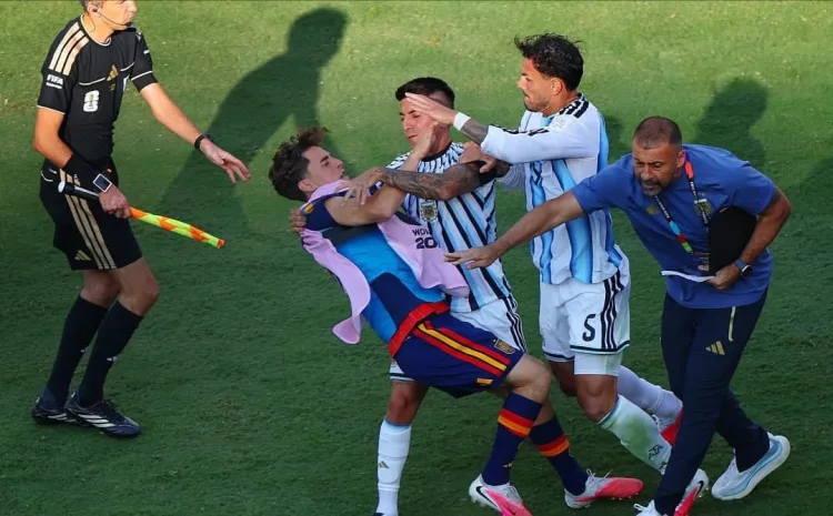 Paredes protagoniza confusão após derrota da Argentina para a Espanha na final da Copa do Mundo