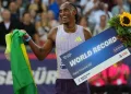 Alison dos Santos, o Piu, faz história e quebra recorde mundial dos 400m com barreiras