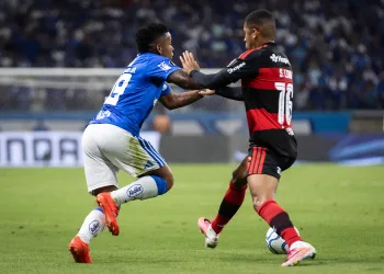Arroyo - Cruzeiro disputa bola com Samuel Lino - Flamengo em 12-08-2026 - Foto Gustavo Aleixo - Cruzeiro