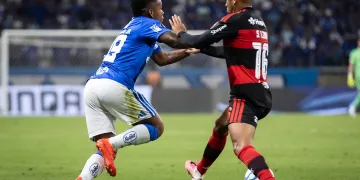 Arroyo - Cruzeiro disputa bola com Samuel Lino - Flamengo em 12-08-2026 - Foto Gustavo Aleixo - Cruzeiro