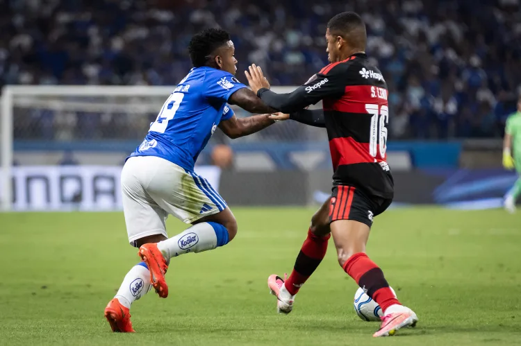 Arroyo - Cruzeiro disputa bola com Samuel Lino - Flamengo em 12-08-2026 - Foto Gustavo Aleixo - Cruzeiro