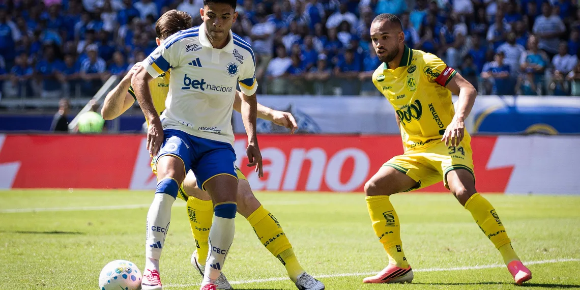 Bruno Rodrigues atuando pelo Cruzeiro contra o Mirassol em 9-8-2026 ao fundo placa de publicidade de casa de apostas - Foto Gustavo Aleixo - Cruzeiro
