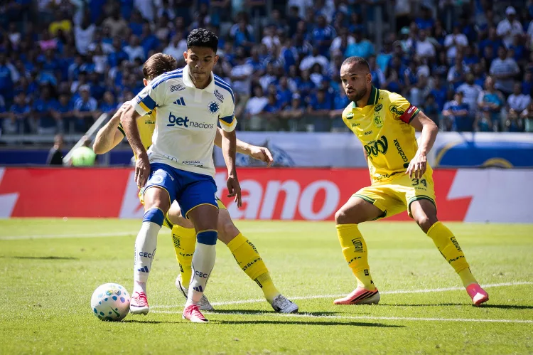 Bruno Rodrigues atuando pelo Cruzeiro contra o Mirassol em 9-8-2026 ao fundo placa de publicidade de casa de apostas - Foto Gustavo Aleixo - Cruzeiro