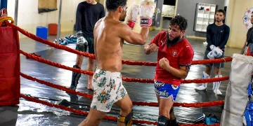 Muay Khao x Muay Femur: entenda as diferenças entre a pressão das joelhadas e a precisão da técnica no Muay Thai