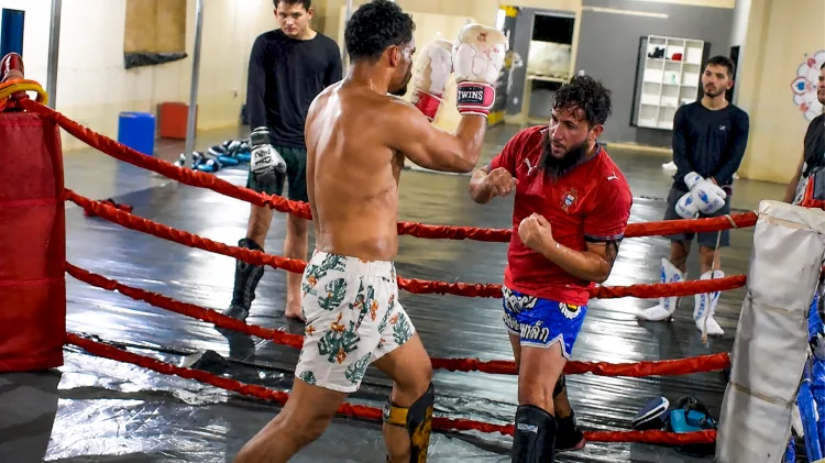 Muay Khao x Muay Femur: entenda as diferenças entre a pressão das joelhadas e a precisão da técnica no Muay Thai