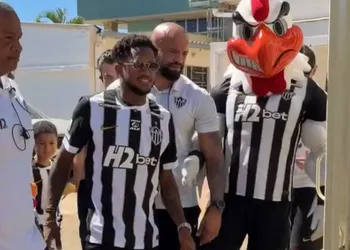 Fred desembarca em Belo Horizonte e é recebido com festa pela torcida do Atlético