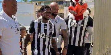 Fred desembarca em Belo Horizonte e é recebido com festa pela torcida do Atlético