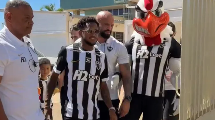 Fred desembarca em Belo Horizonte e é recebido com festa pela torcida do Atlético