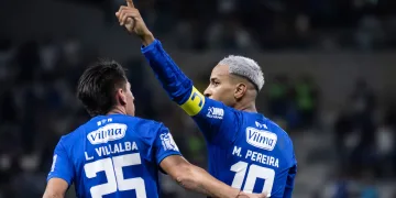 Cruzeiro vira sobre o Flamengo no Mineirão, chega aos 39 pontos e entra de vez na briga pelo Brasileirão