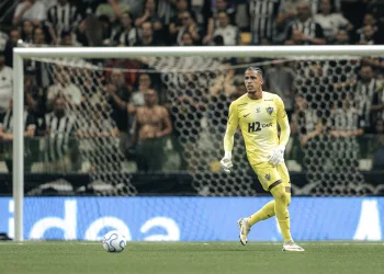 Gabriel Delfin pega 3 pênaltis: Galo consegue a remontada e elimina o Santos