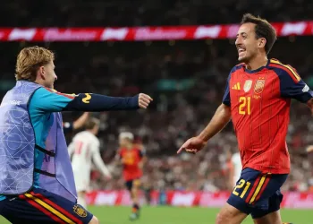 Espanha vence a Inglaterra de virada em Wembley e assume a liderança do Grupo C