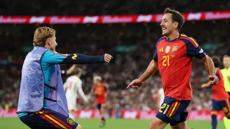Espanha vence a Inglaterra de virada em Wembley e assume a liderança do Grupo C