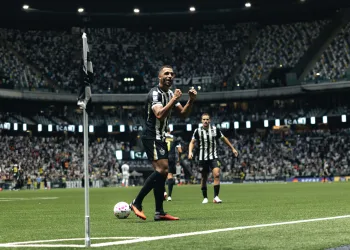 Atlético-MG vira sobre o Santos com golaço de Thiago Borbas nos acréscimos e se aproxima do G5