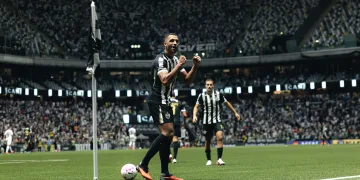 Atlético-MG vira sobre o Santos com golaço de Thiago Borbas nos acréscimos e se aproxima do G5